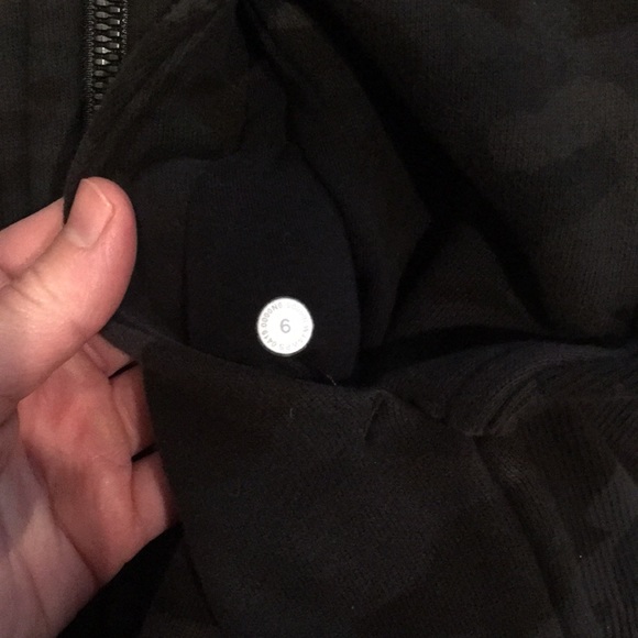 ✨SOLD✨ Lululemon Scuba Sweatshirt Camo Womens Size 6 - Picture 4 of 5